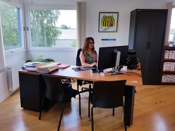 Collaboratrice spécialiste des entreprises